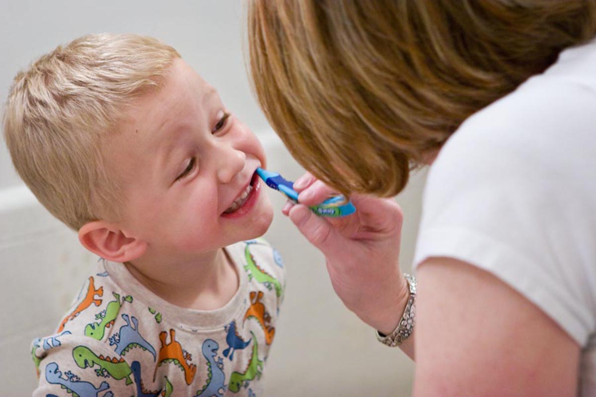 Обработка полости рта ребенку. Чистка зубов для детей. Гигиена рта для детей. Зубная щетка для детей. Чистим зубы!.