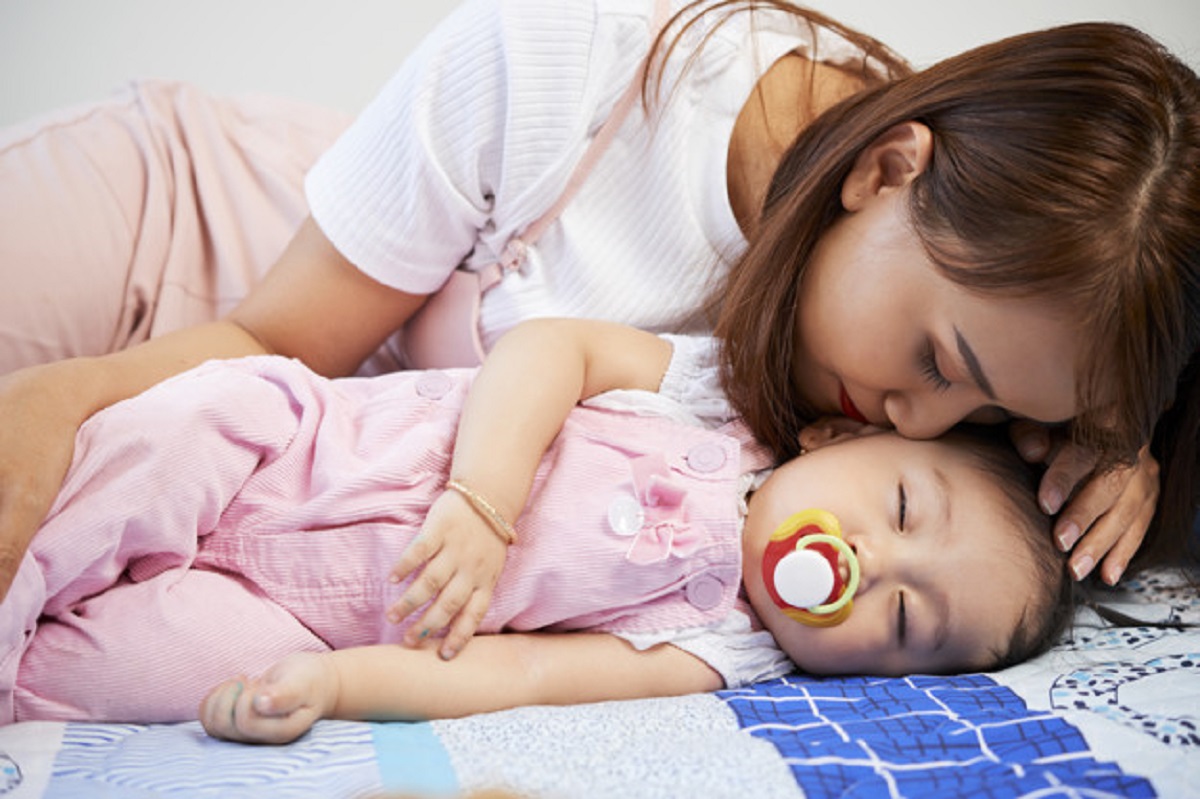 Снится мама целует. Мама и дочка спят вместе. Мама с дочкой спят красивые фото.