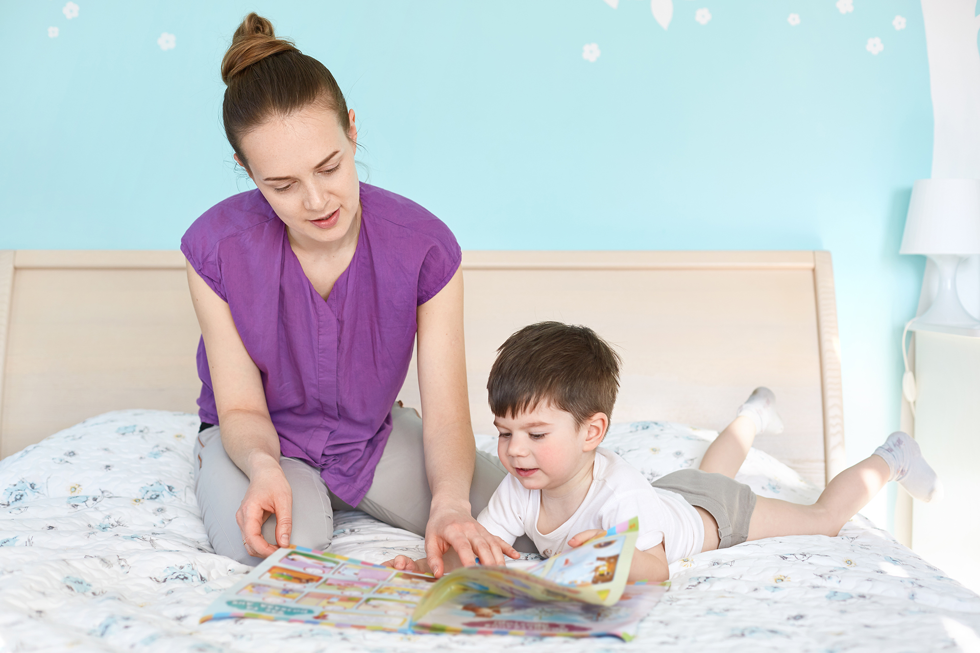 Молодая мама читать. Мама красит сына. Мама с сыном читают журнал. Go to Bed Kids.