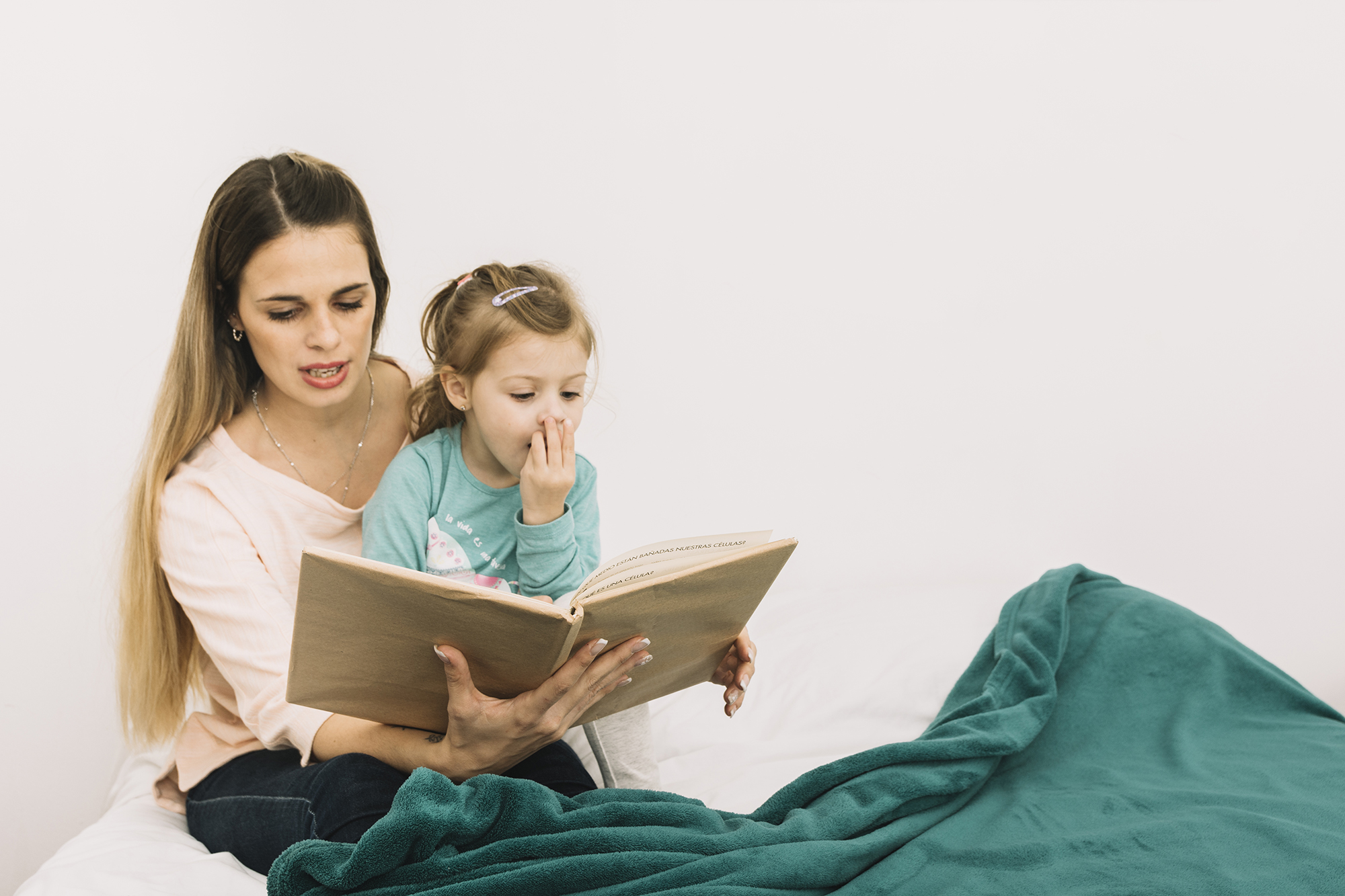 Сестра матери читать. Мама читает ребенку. Мама читает книжку ребенку. Читаем с мамой. Читающая мама читающая Страна.