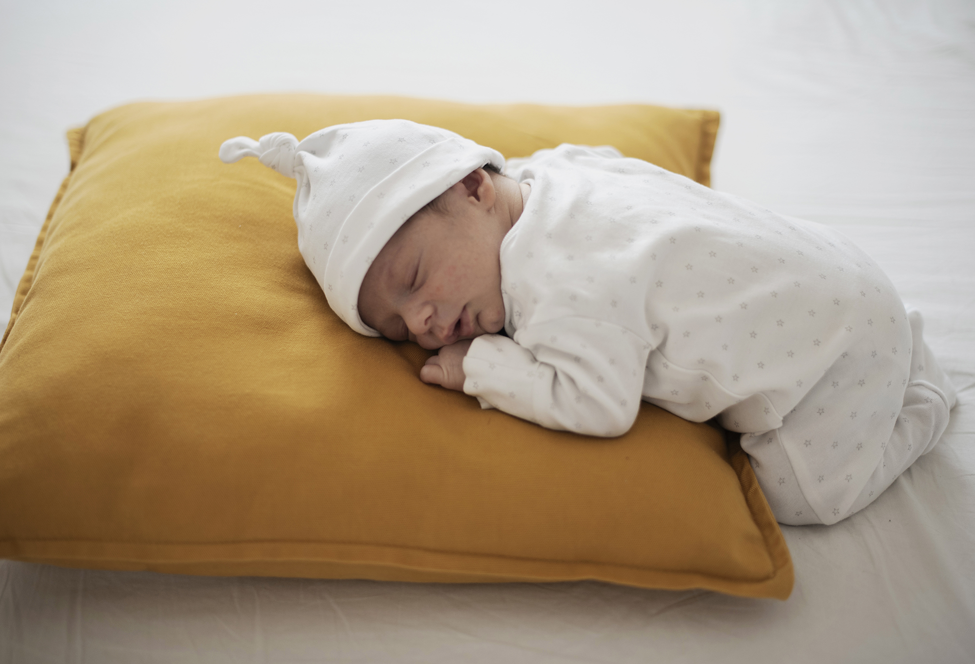 Новорожденный спать подушка. Принадлежности для сна младенца. Детский сон бежевое. Младенцы могут спать на боку.