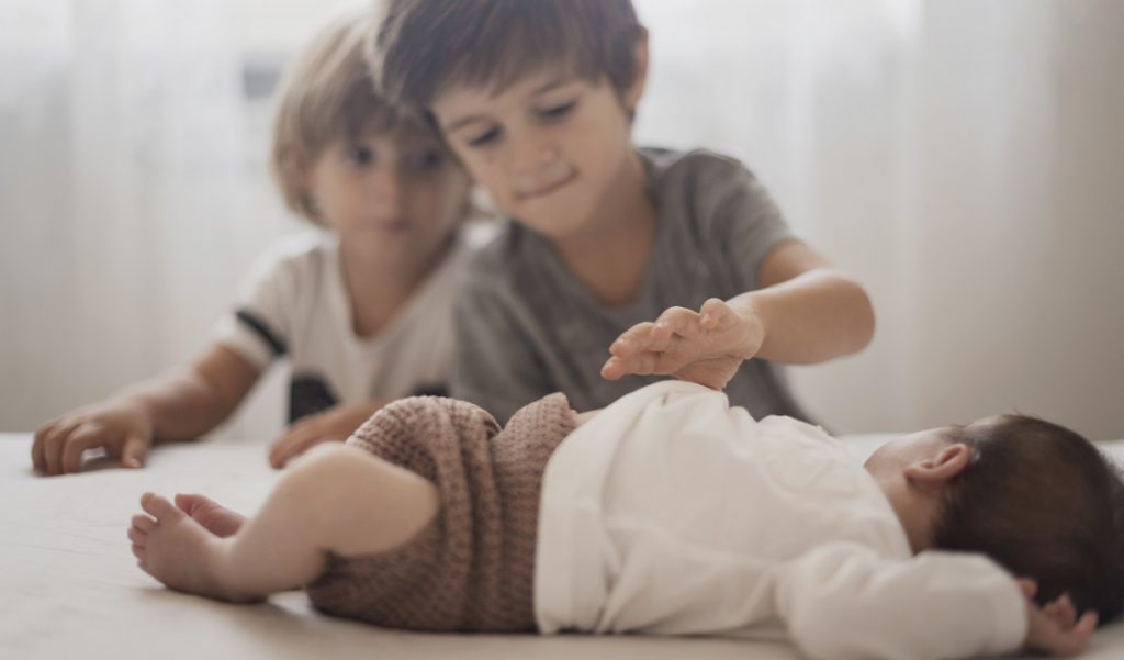 8 أشياء لحماية طفلك الصغير من إخوته ومن أي أذى