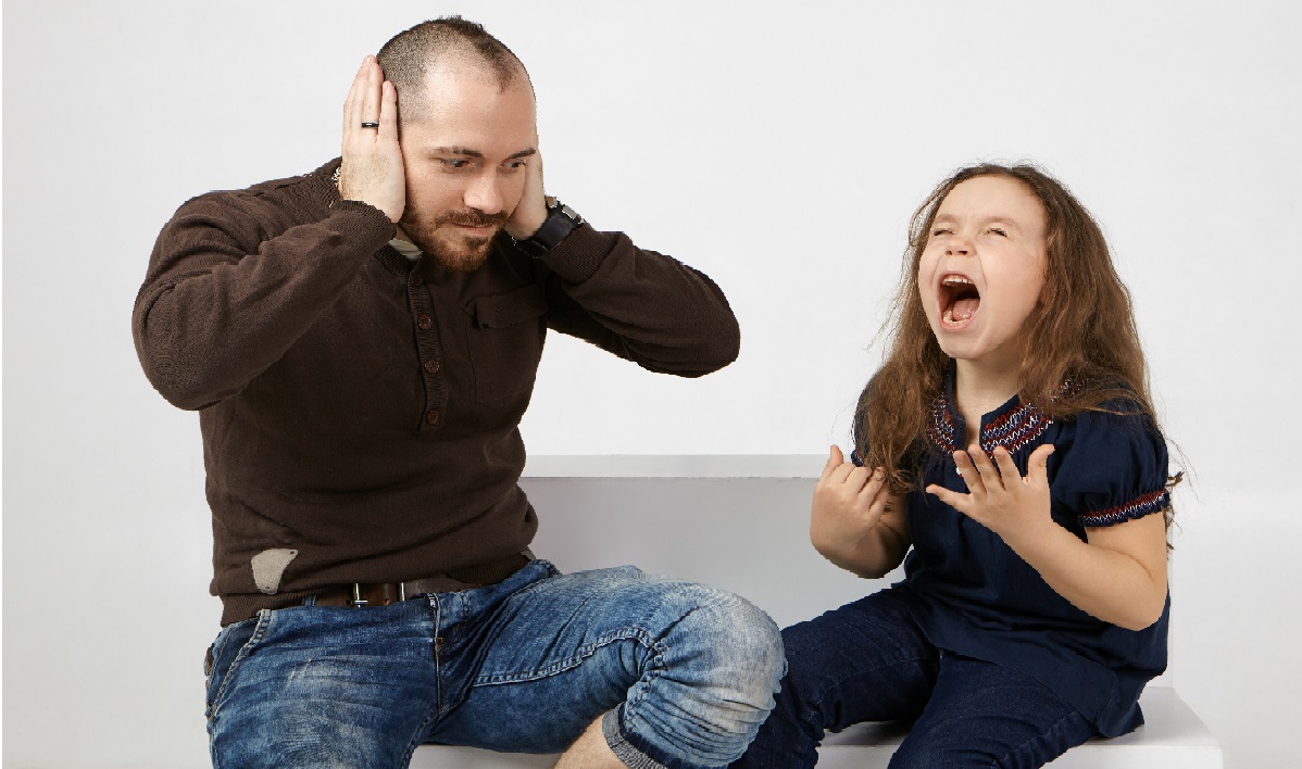 كيف يمكننا أن نحل مشكلة غضب الطفل عندما لا نلبي طلبه؟