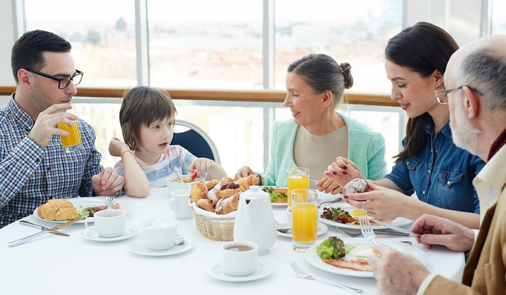 أي دور يلعبه اجتماع أفراد الأسرة على المائدة في حماية الأطفال من المخاطر
