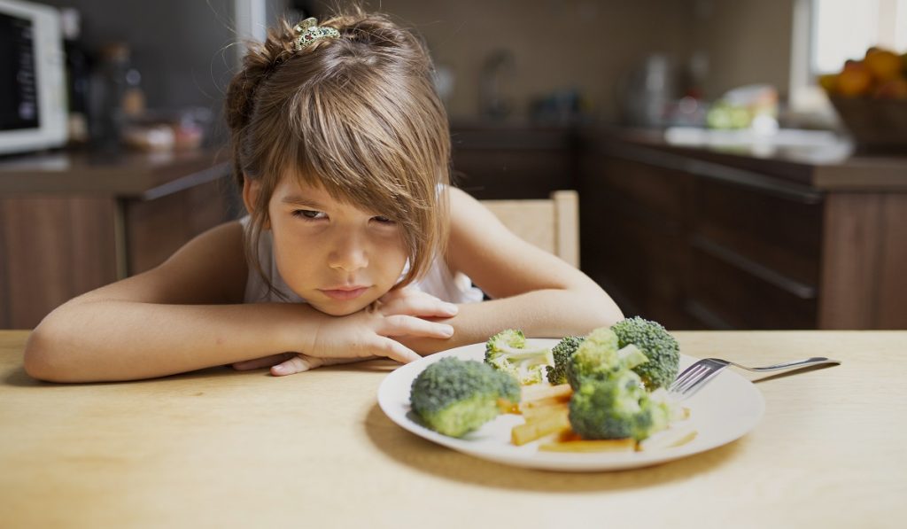 حينما يرفض طفلك الطعام.. هل عليك إجباره على تناوله؟