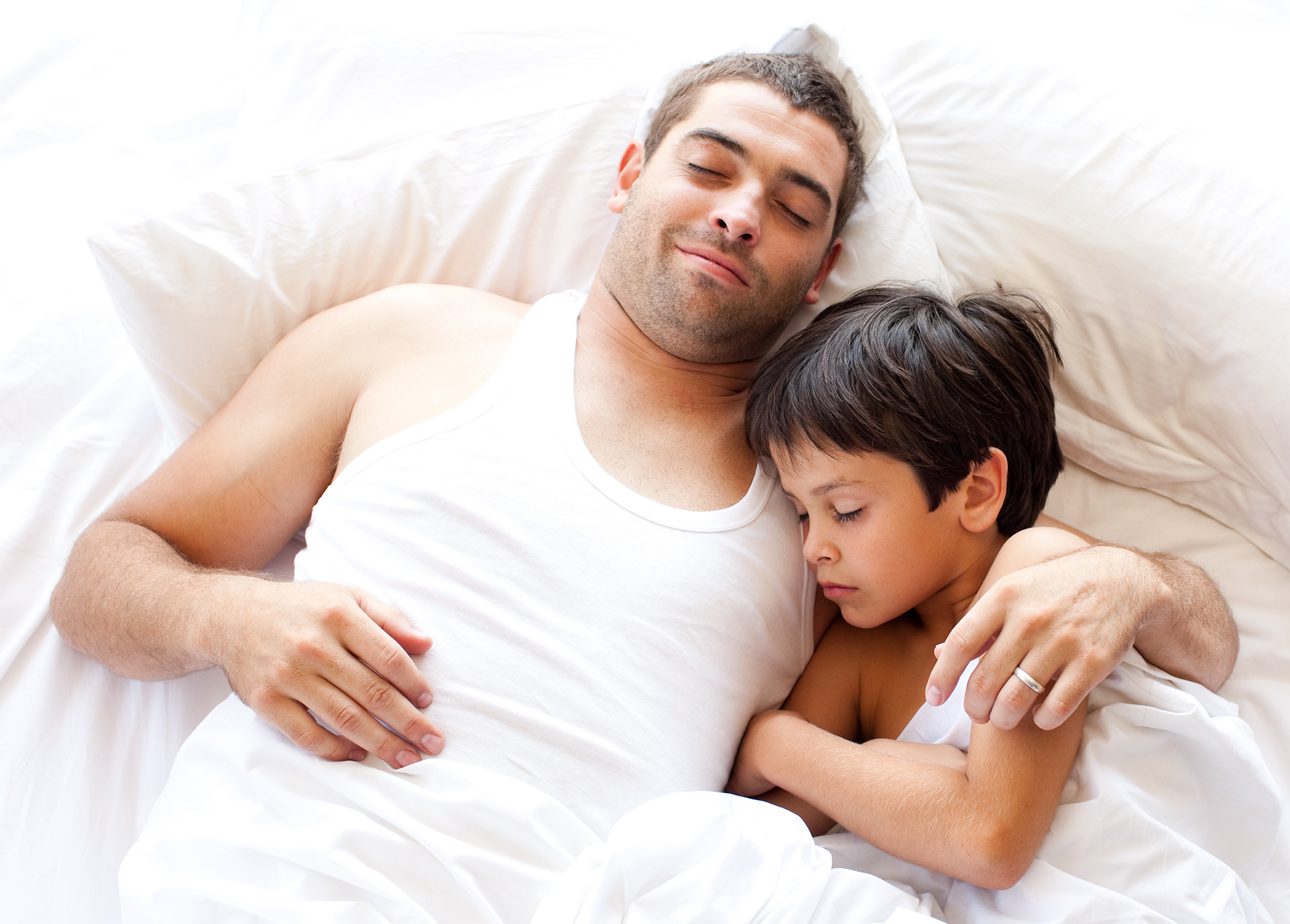 Отец и сын спят вместе