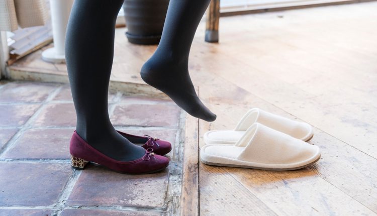 الحذاء-داخل-البيت-2-1