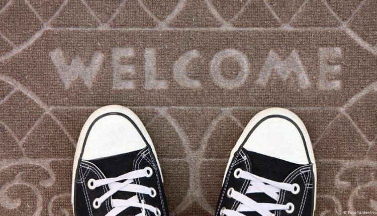 الحذاء-داخل-البيت-2