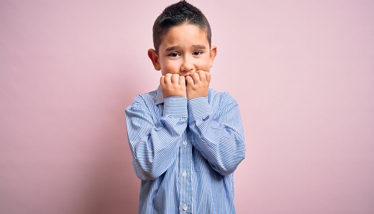 خجل بعض الأطفال