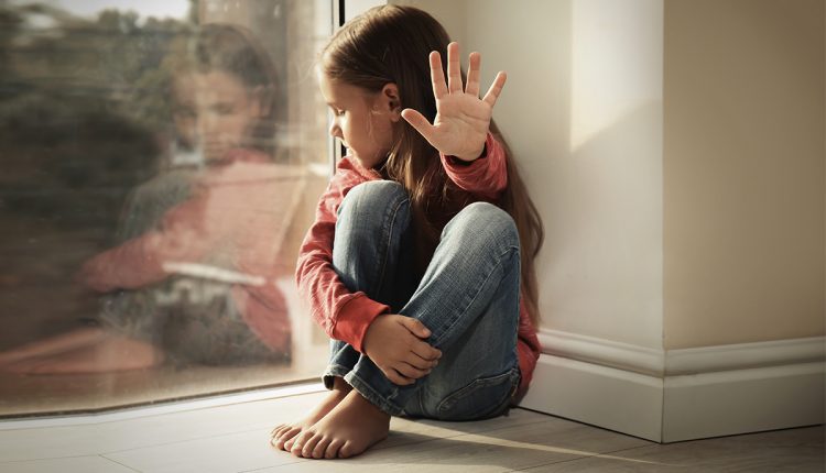 تحدثوا مع أطفالكم… معظم الأطفال يعانون بصمت