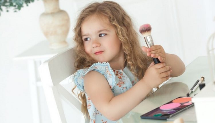 تضع الطفلة الصغيرة المكياج