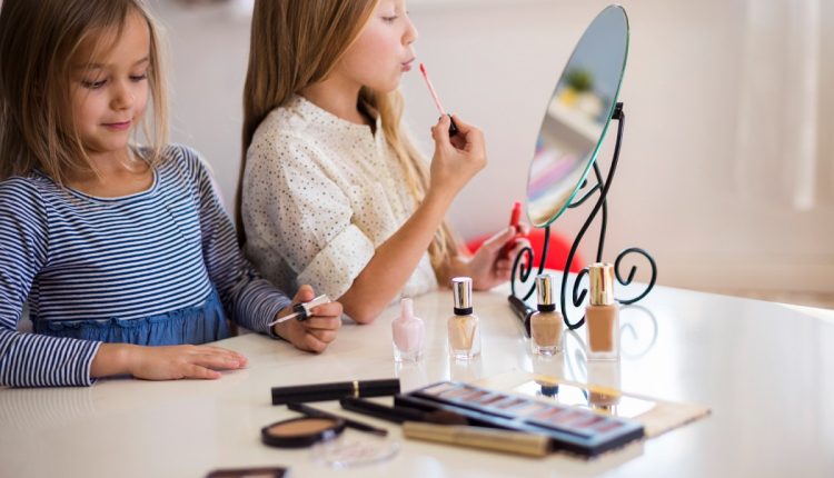 تضع-الطفلة-الصغيرة-المكياج1