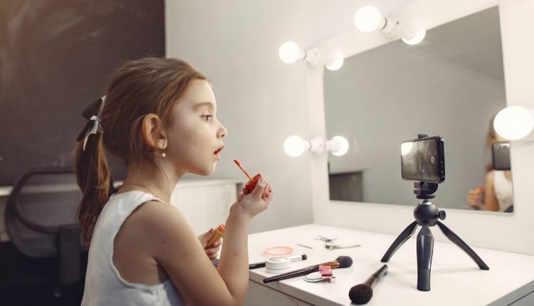 تضع-الطفلة-الصغيرة-المكياج2