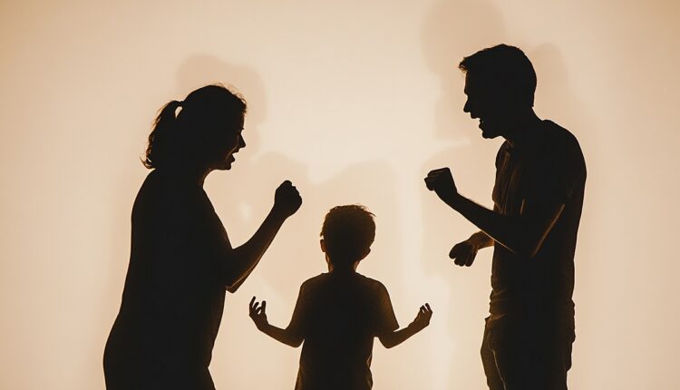 silhouettes-quarreling-parents-child-domestic-violence-awareness